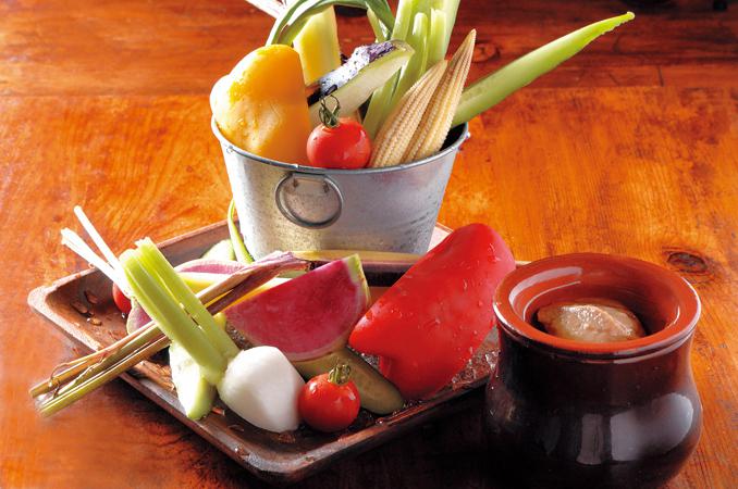 パプリカやカブ、ヤングコーン、ミニトマトなど、鎌倉野菜や千葉県産の季節の野菜をたっぷり使用。リブなどの肉料理と一緒に、ぜひ注文を