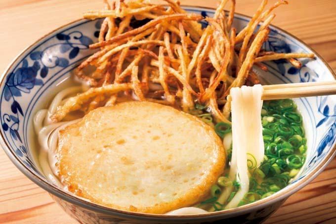 ごぼ天うどん＋丸天。かき揚げに仕立てた、ゴボウの天ぷら。素材の甘みと衣の香ばしさが絶品。丸天は、さつま揚げより柔らかで、クニュッとした食感が特徴的だ