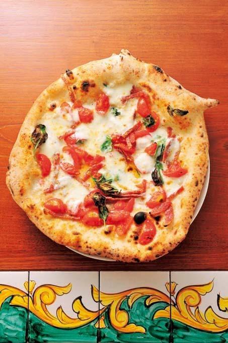 モッツァレラチーズベースで、イタリア産サラミの塩気にチェリートマトの甘さと酸味のバランスがいい。ナポリで修業時代に師匠がよく作ってくれたもの