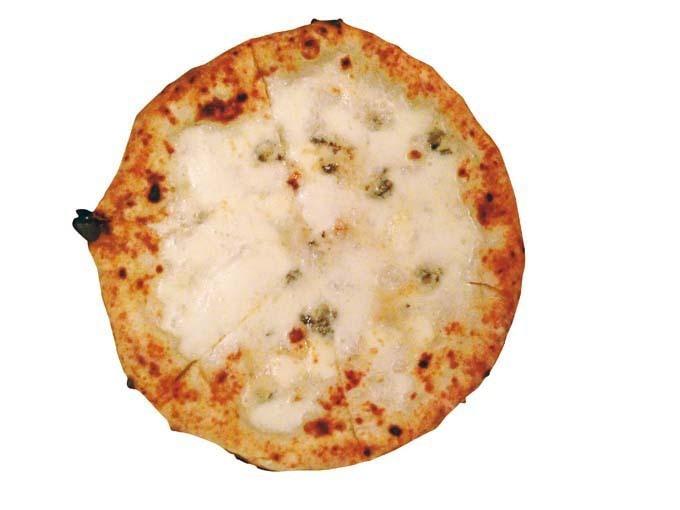 モッツァレラ、ゴルゴンゾーラなど4つのチーズを使ったピッツァは香り豊かで、濃厚な味わい。別注文のハチミツをかければ、スイーツ感覚にもなる