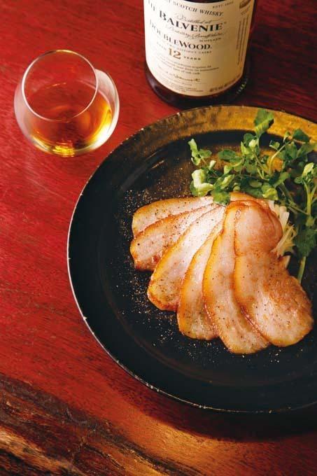 じっくり熟成させた富士黒豚を12時間以上かけて燻製することで、肉の旨みを最大限引き出している。「バルヴェニー」は甘く繊細な熟成香とシェリー樽の豊かな余韻が特長で、ベーコンにぴったり