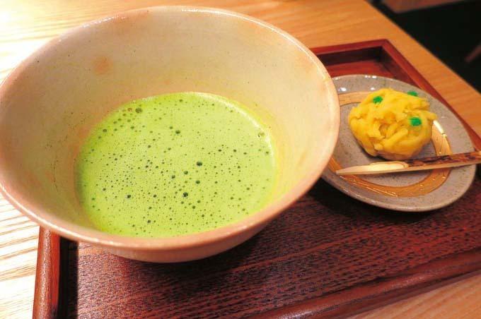 七代松江藩主・松平不昧公が命名した抹茶。渋みと甘味のバランスが絶妙。季節の和菓子が付く