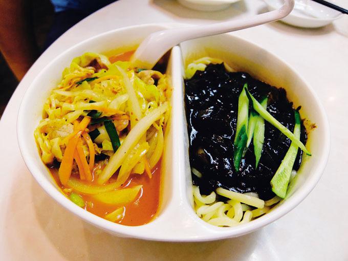 韓国を代表する2つの麺を楽しめる「ジャージャン麺＋北京式チャンポン」（850円）など
