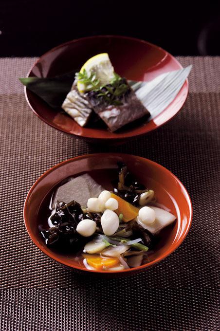 ホタテと野菜の旨みが凝縮されたダシが絶品の「こづゆ」と「ニシンの山椒漬」