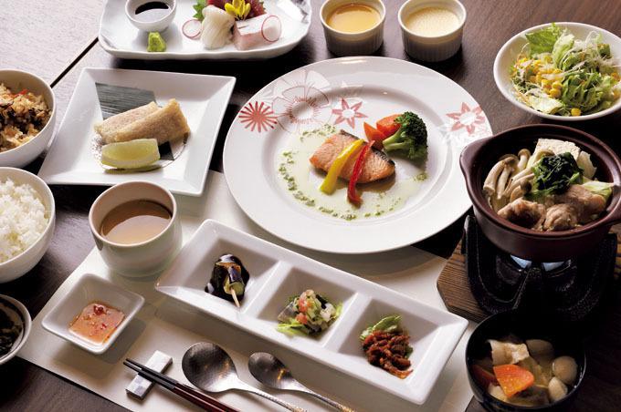 夕食は和洋会席料理。＋1500円〜で、料理のグレードアップも可能
