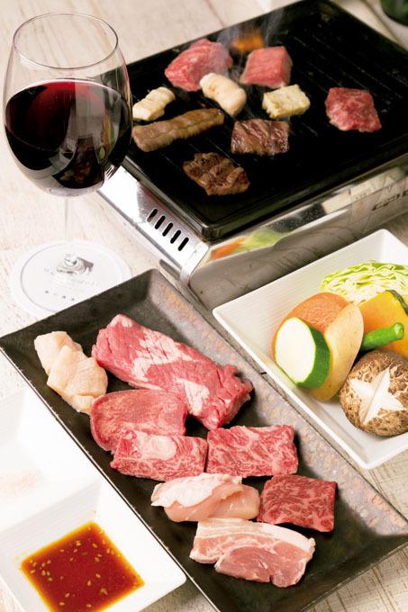 上ロース、WAGYUdokiカルビ、ハラミ、下駄カルビといった国産牛の赤身を中心とする肉8種に焼き野菜とドリンクがセットになった人気メニュー。野菜は京阪奈伝統の地野菜を使用