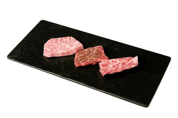 国産牛の赤身肉は、ジューシーなカルビと濃厚なこの日の希少部位（カイノミ）との肉の旨さの違いを確かめたい