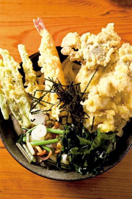エビ、肉厚の舞茸、旬のもの（この日はインゲン）の天ぷらがどっさり。いずれもダシは昆布、煮干し、カツオベース