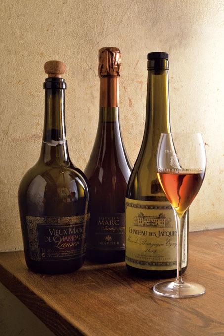 食後はアルコール度数が高い蒸留酒「マール」でキリッと〆るのが私、肥田木のスタイル。フランス各地で造られた3、4種類を用意している。ワインは赤白合わせて約30種の品揃え