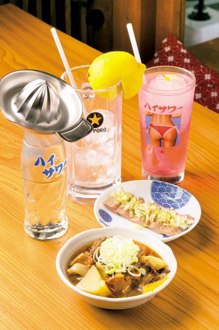 関西では珍しい凍らせたキンミヤ焼酎で割る「シャリキンバイス」（486円）、名物の「レモンサワー」（421円）は、関東でも希少な博水社の「ハイサワー」を使用。「もつ煮込み」、「ふぉあぐられば」など単品メニューも充実している