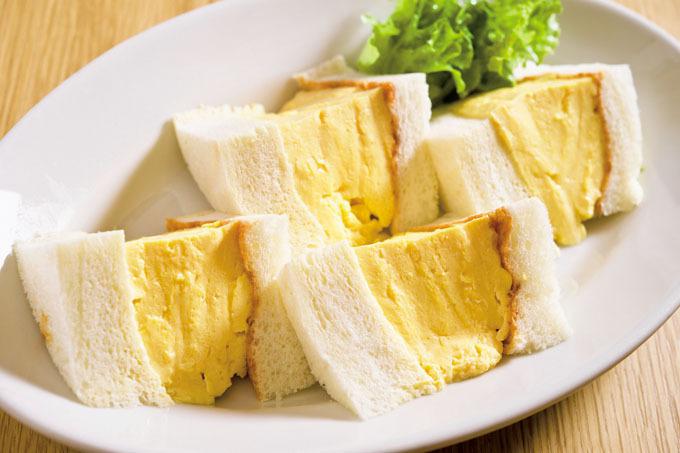 パンは、大阪「オリエンタルベーカリー」製。ダシの利いた卵と絡み合う。テイクアウトは1日10食限定