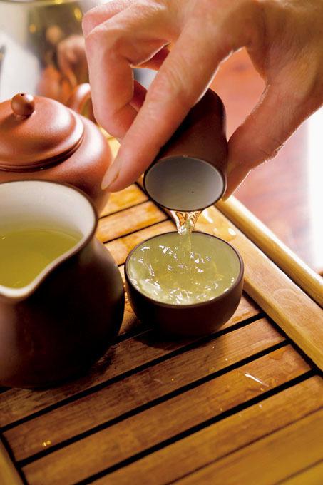 台湾産を中心とした中国茶も本場の茶器で堪能できる。（凍頂ウーロン茶500円～）