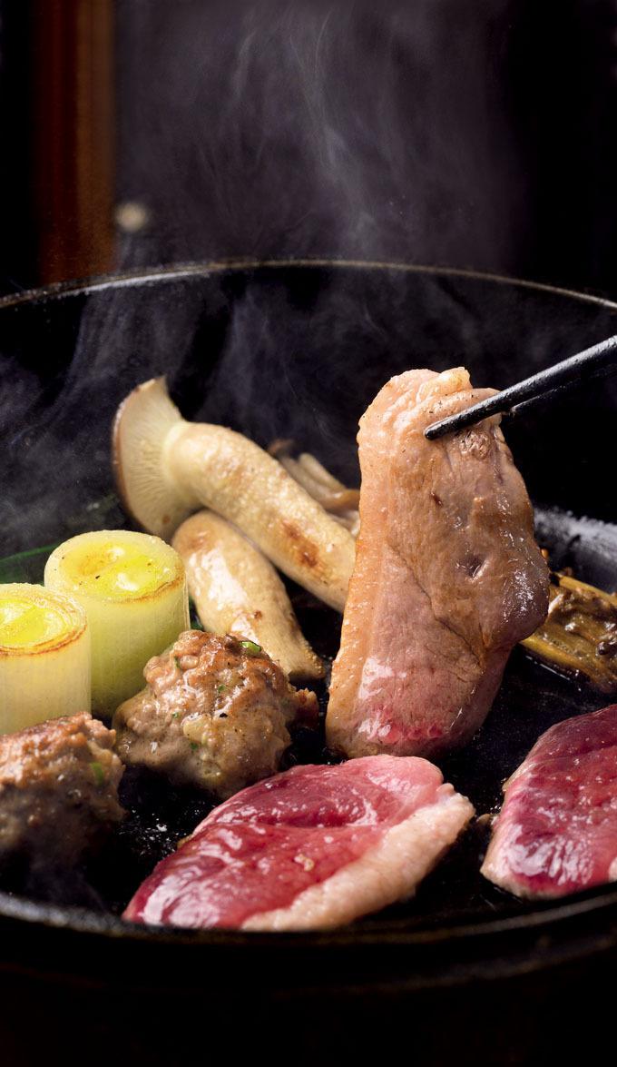 厚切り鴨は、汁で煮ずに鉄鍋で焼き上げる。鴨から出た脂がネギや野菜に染みるとさらに旨い