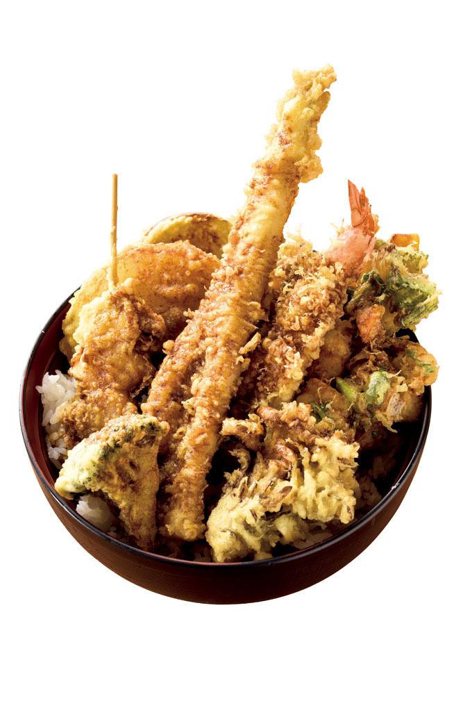 天ぷらはどれもサクッと軽やか。タネの味わいも濃く、追いカツオで風味豊かに仕上げた、やや甘い丼ツユとの相性は抜群だ。赤出汁、サラダ、香の物が付く