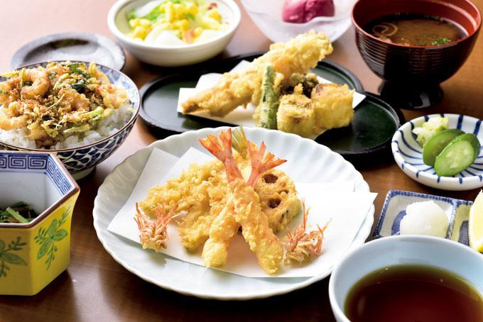 活け海老２尾、キス、穴子１、野菜などの天ぷらと、先付け、デザートなどが供されるリーズナブルなコース
