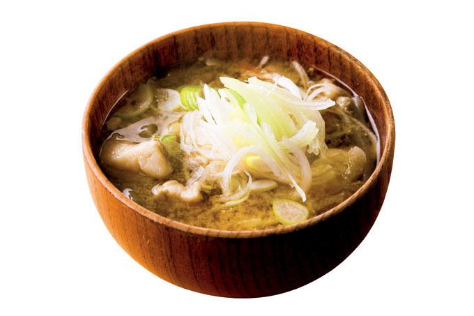 腕の部位などを使う豚汁は野菜たっぷり。定食のスープにプラス150円で変更可