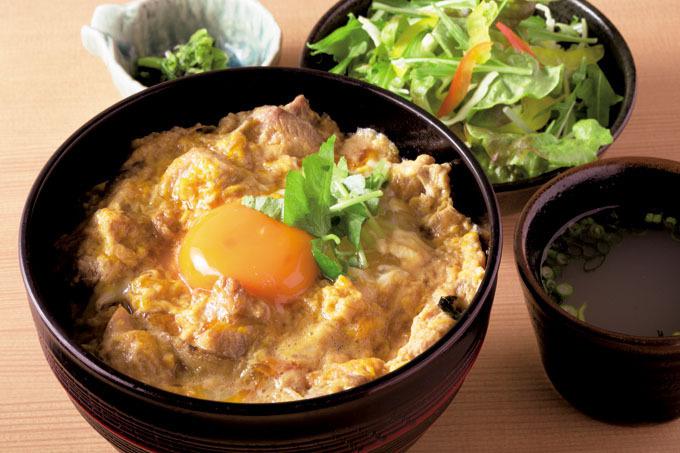 ▲東京軍鶏 親子丼（ランチ、軍鶏スープ・サラダ・香物付き）1490円