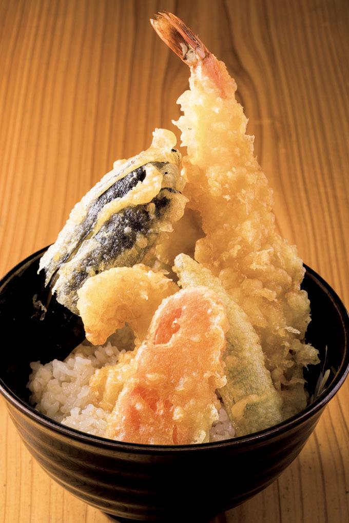 サックリ揚がった天ぷらはエビ、イカ、ナス、にんじん、オクラ、サツマイモの6種類（内容は仕入れにより変更）。豚カレーうどん、肉汁うどん共にセットメニューは1550円（数量限定）。もちろん、ご飯はカレースープとも相性抜群