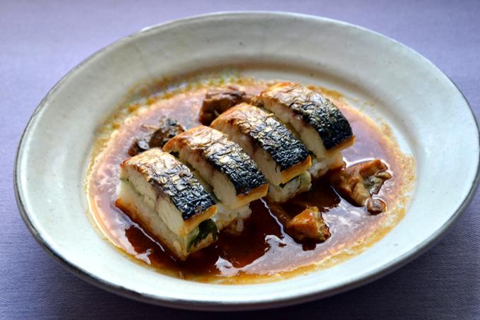 ジェンヌ作「焼き鯖すしカリー」。お寿司に温めたサバスチャンカリーをかける。焼き鯖すしは常温のままで