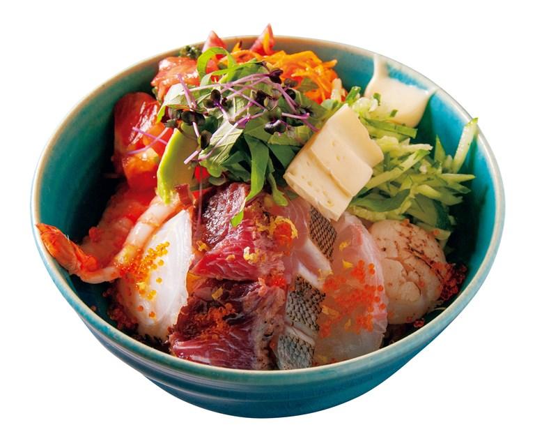 Ataの変態海鮮丼（1320円）<br>その日に入荷した魚の刺身が7種類のる。この日はホタテ、マダイ、ミズダコ、エビ、イサキ、マグロのホホ肉。トマトソースなども入り、様々な味を重ねているので混ぜ合わせて食べよう