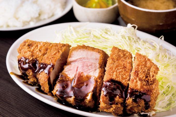 とんかつには栃木県産の豚肉を使用。米は茨城県産のもの。茶碗でなく、平皿にご飯をよそうのも創業当時からのスタイルだとか