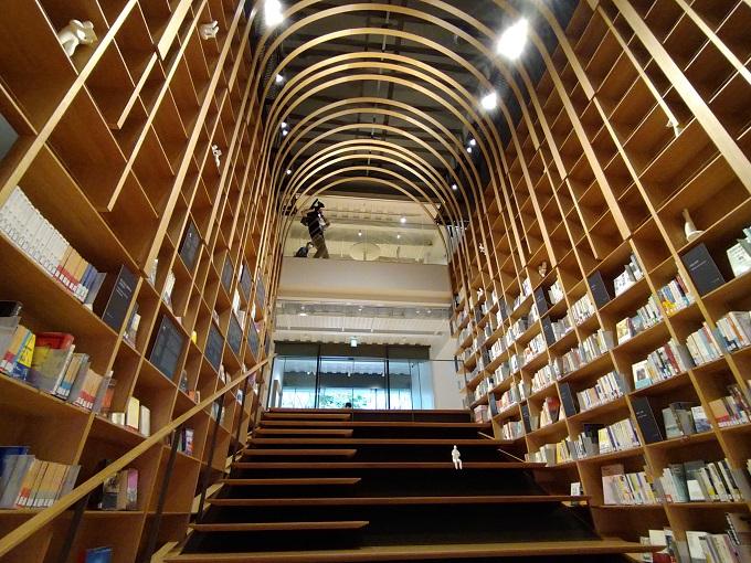 村上春樹ライブラリーの象徴的な空間「階段本棚」