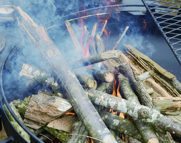 （7）細薪に火が着いて熾ができたら、太めの薪を追加する