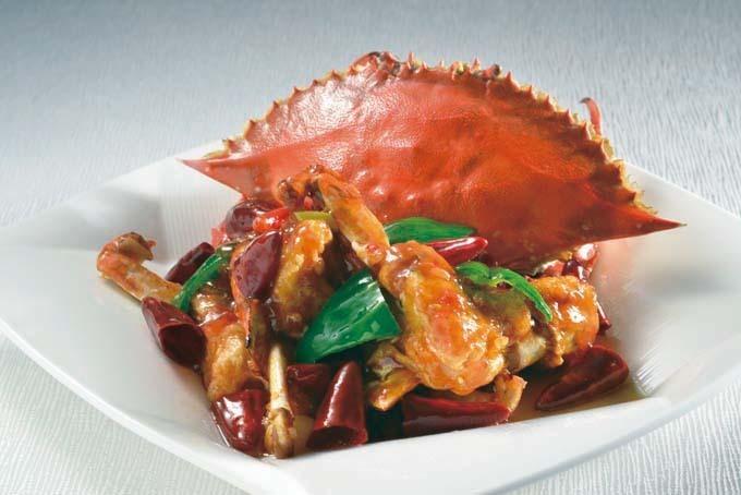 国産の活ワタリ蟹を使用。ほかにチリソース、トウチィ炒め、鶏卵煮込みなど、好きな調理法が選べる。