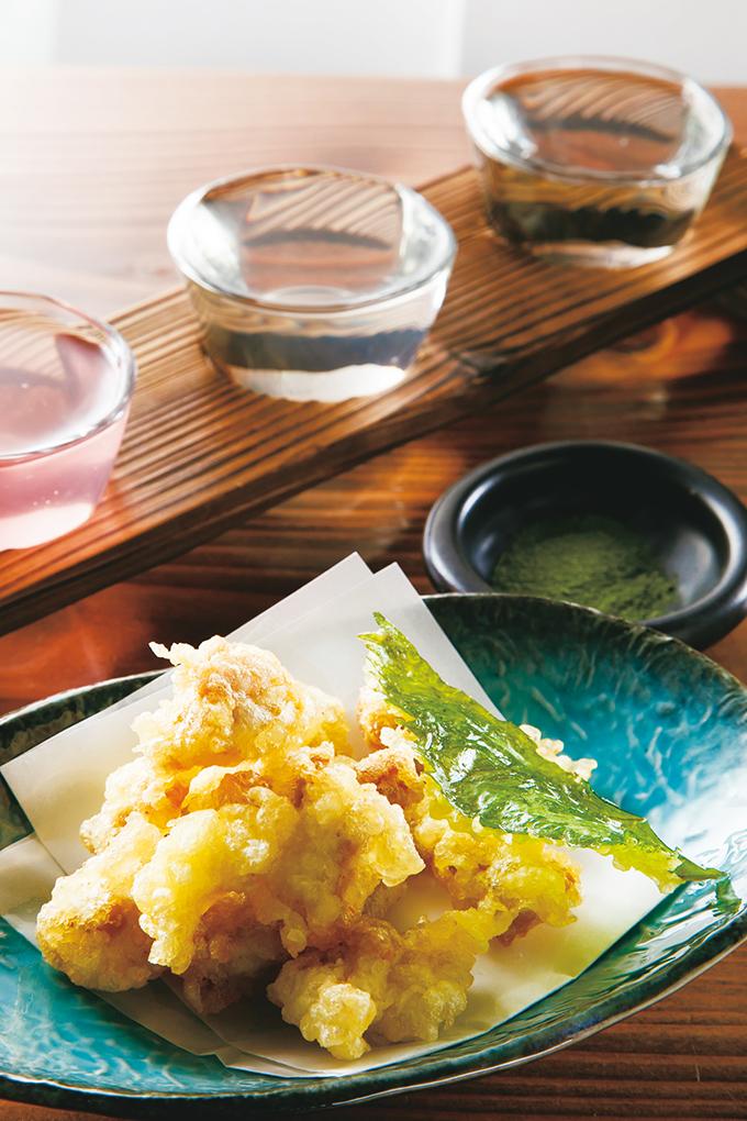 旨みの濃い長州とりを香ばしく天ぷらに。日本酒には３種の試飲セットも（1000円）