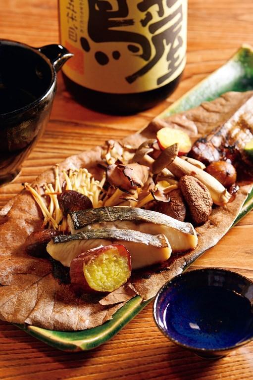 さわらと秋野菜の朴葉味噌焼（1760円）<br>秋の食材をほっこり焼いて。日本酒との相性もばっちりだ