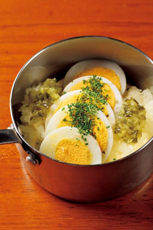 チキン南蛮定食（980円）<br />
ベースのタルタルに茹で卵、玉ネギみじん切り、ピクルスを自分で混ぜてチキンカツにかける。やや甘辛のカツに相性抜群だ。