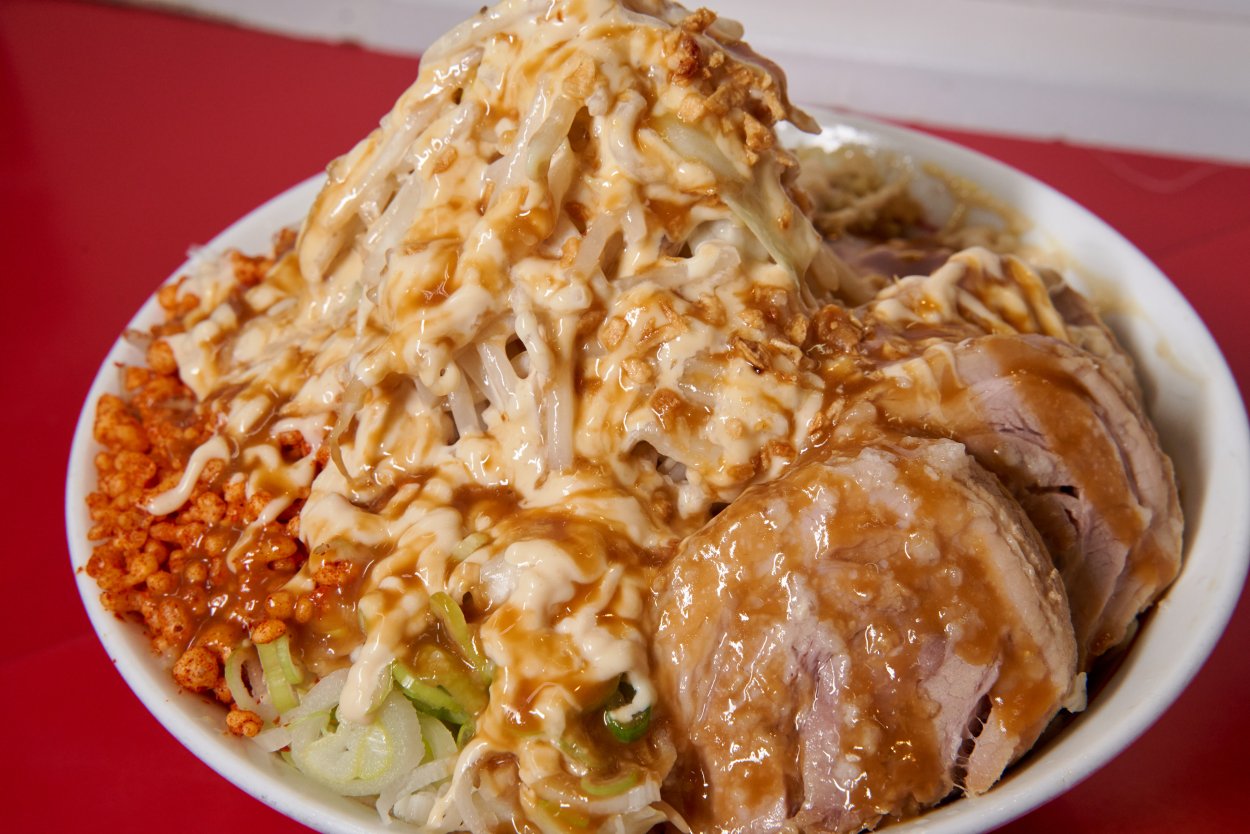 二郎系はトッピングが楽しい 千円前後でお腹いっぱいのコスパ抜群 レンタル二郎食べる人 清水くんのラーメン放浪記 4 グルメ情報誌 おとなの週末web