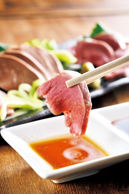 肉刺しはゴマ油＋塩、山葵醤油、ニンニク醤油もおすすめ