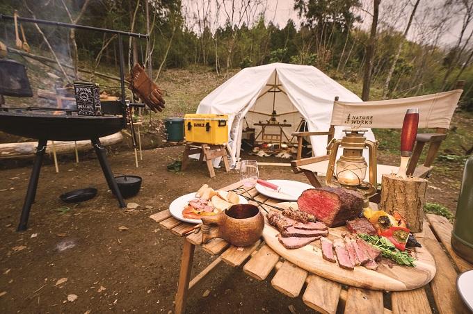 極上焚き火料理で満腹の体をテントで休め、また肉にかぶりつく。贅沢なひととき