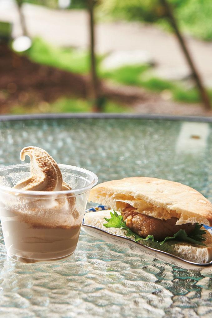 ガーデンカフェの人気メニュー、「草加せんべいソフトクリーム」350円と「草加せんべいヘルシーハンバーガー」400円。新感覚の旨さ