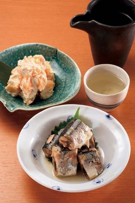 ホロリとくずれる絶妙な煮具合の秋刀魚煮。柿の白和えは箸休めや日本酒のあてに
