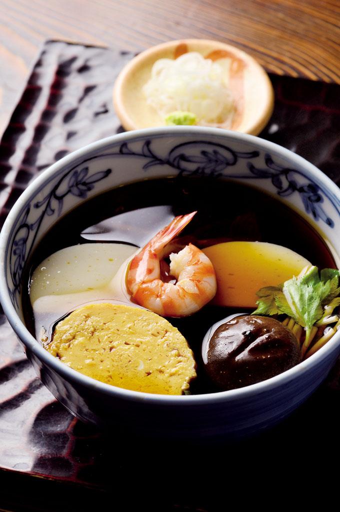 蒲鉾、玉子焼き、椎茸、湯葉、才巻海老をあしらった伝統の種物