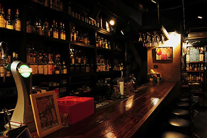 千歳烏山の『トム＆ジェリー』。厳選されたウイスキーが揃う老舗バー（現在休業中）だ