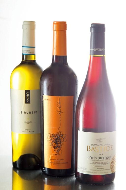 ワインはフランス、イタリア、スペインなどをラインナップ。写真はジューシーな味わいのスペイン産の赤「ドス」など