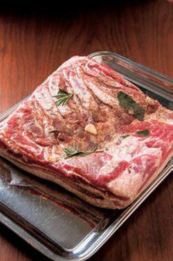 本式のカルボナーラに欠かせないパンチェッタ（塩漬けの豚バラ肉）は自家製。ナツメグやローズマリー、ローリエなどのスパイスが香る。