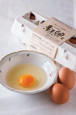 新潟県村上でのびのび放し飼いにされて育つ「素王卵」。黄身の濃厚さを強めるのではなく、健康な鶏に育てることで卵の自然な美味しさを追求している。