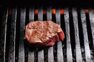 １／高温部分で肉の表面を焼き、肉汁が逃げないようコーティング