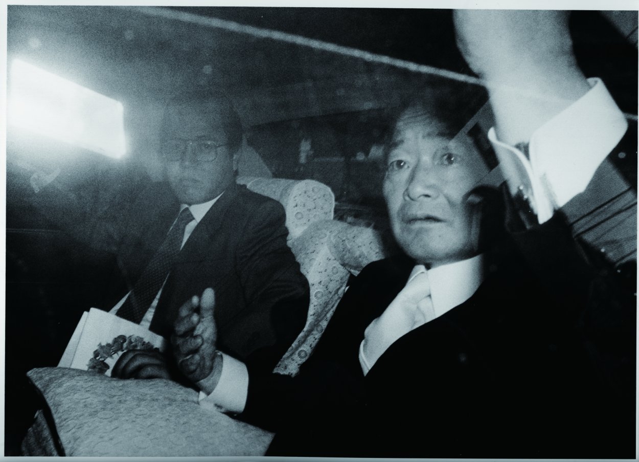 『フライデー』（1987年1月23日号）掲載。竹下登元首相（当時・自民党幹事長）が元日、東京・目白の田中邸を訪問した際の一枚