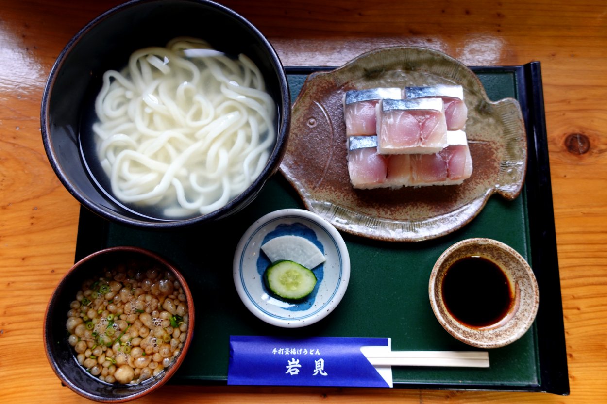 岩見の「釜揚げうどん」（550円）と鯖寿司