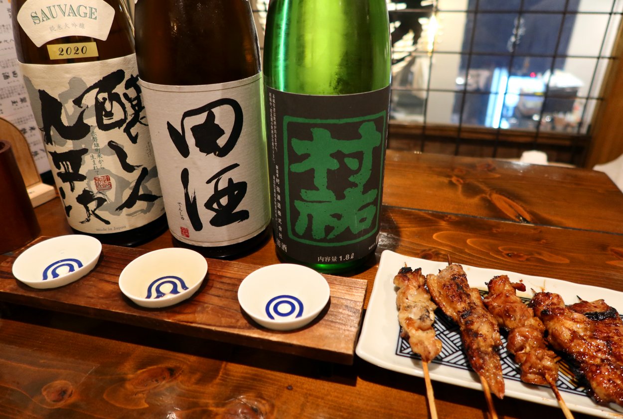 ある日の『青天上』の料理。日本酒は60ml400円〜提供している。「選べる日本酒飲み比べ3種セット」1000円も