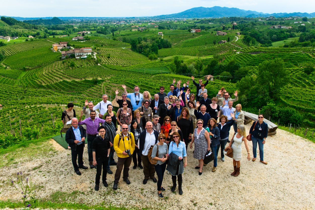 カルティッツェの丘に集う世界のワインジャーナリストたち。プロセッコの躍進は生産者委員会のPR活動に追うところが大きい