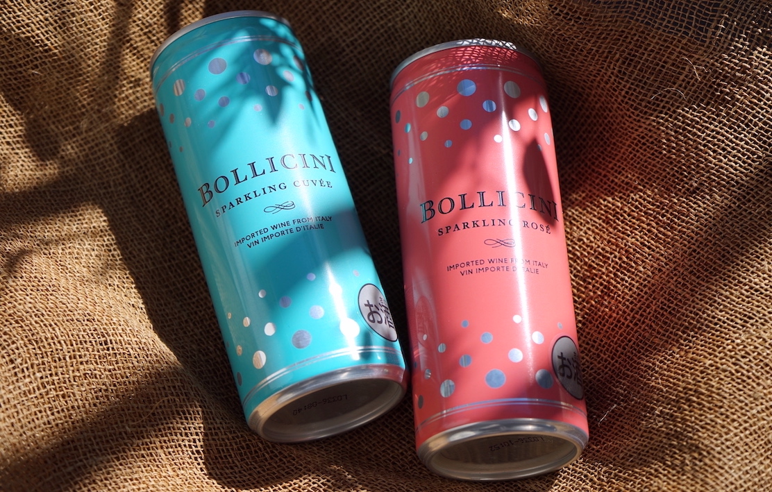 「ボッリチーニ」のスパークリング・キュヴェ（左）とスパークリング・ロゼ（右）。先行発売されたアメリカでは輸入スパークリング缶ワイン販売実績No.1に輝いた