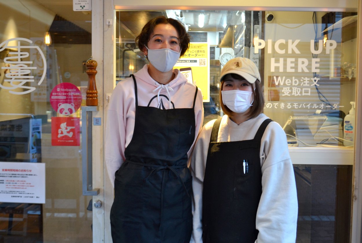店長の昌山楓子さん（右）とスタッフの浅見実来さん（左）。おふたりとも、もちろんサバ好き