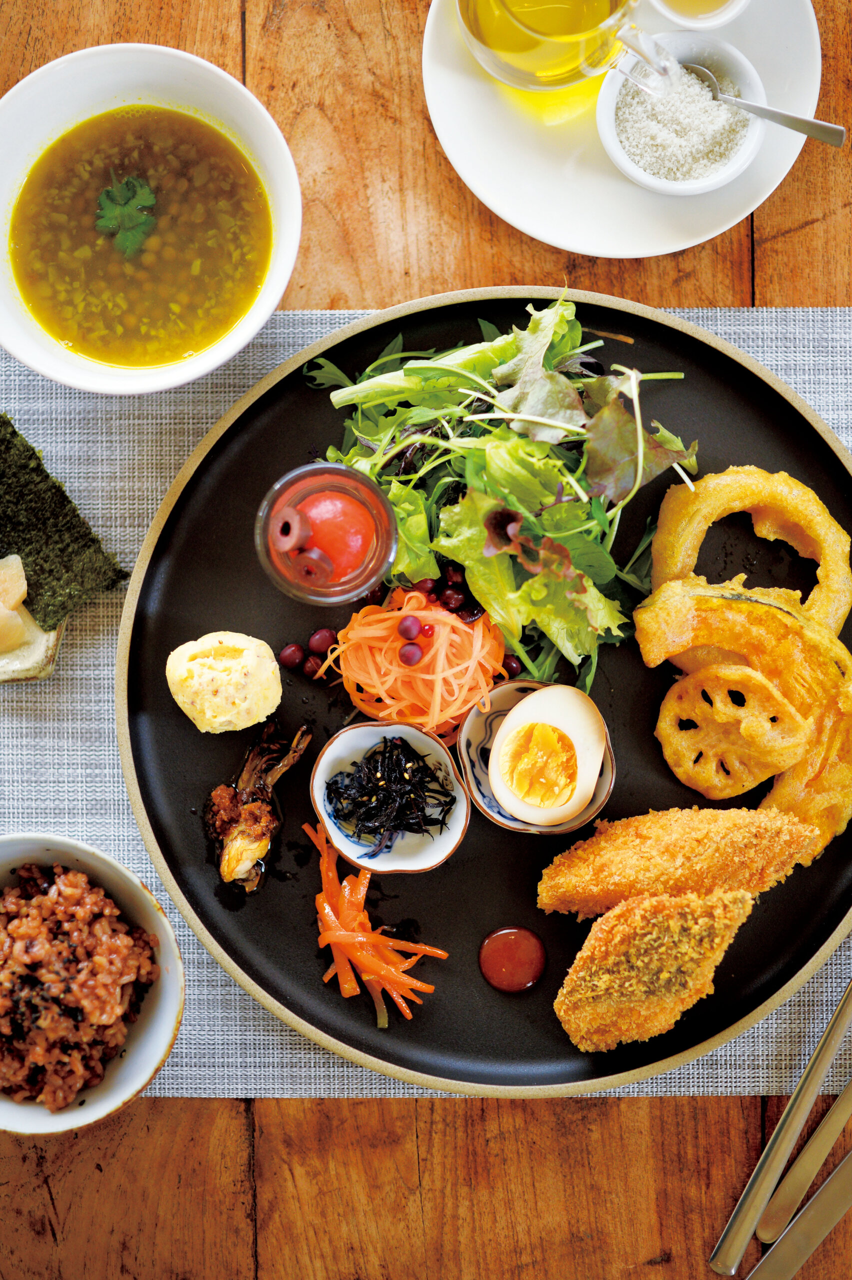 季節のランチ1800円～。この日は野菜に加え、舞鶴産の鰆の天ぷらが美味！　