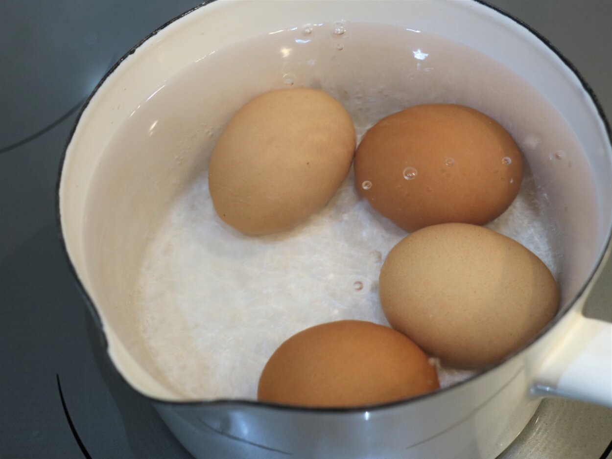 半熟のゆで卵を作る。小鍋に水600mlを入れる。沸騰したら穴をあけた卵4個を入れる